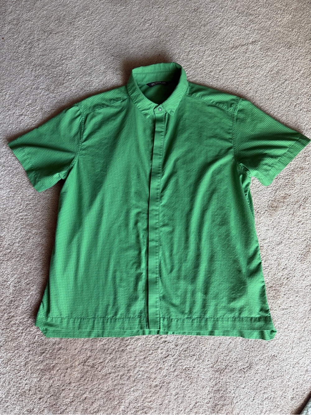 Arc'teryx Men's Short-Sleeve Button-Down Shirt in Green